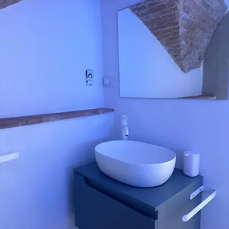 Medieval Hydro Chrome Kingsize Therapy In Apartment *